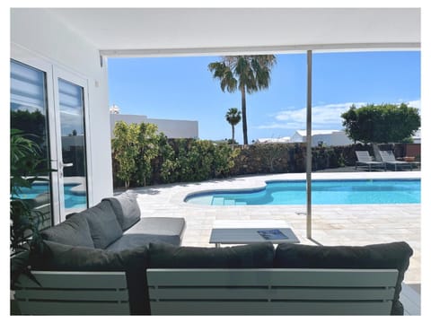 Patio, Day, Swimming pool, sunbed