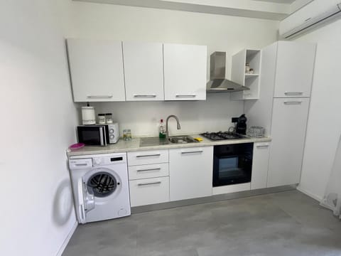 Coffee/tea facilities, Kitchen or kitchenette, minibar, oven, stove, washing machine