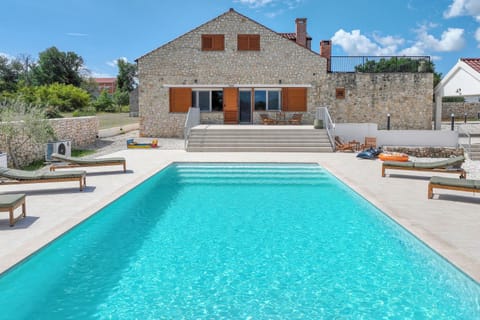 Property building, Patio, Garden, Pool view, Swimming pool, Swimming pool, sunbed