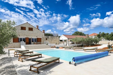 Property building, Garden, Balcony/Terrace, Garden view, Pool view, Swimming pool, Swimming pool, sunbed