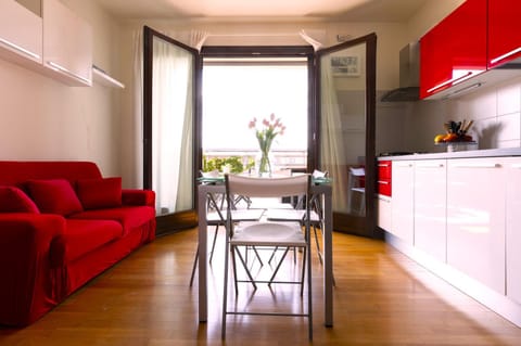 Kitchen or kitchenette, Living room, Seating area, kitchen