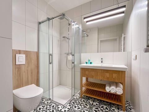 Shower, Toilet, Bathroom, towels