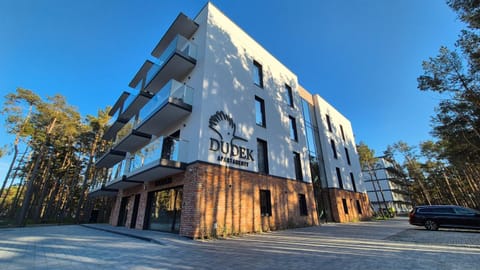 Property building, Day, Neighbourhood, Location, Parking