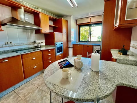 Kitchen or kitchenette, Dining area, minibar, stove