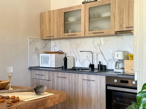 Kitchen or kitchenette, oven, stove