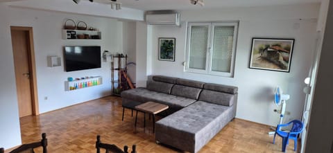 TV and multimedia, Living room, Seating area, Evening entertainment