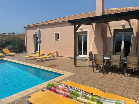 Property building, Patio, Day, Pool view, Swimming pool, sunbed