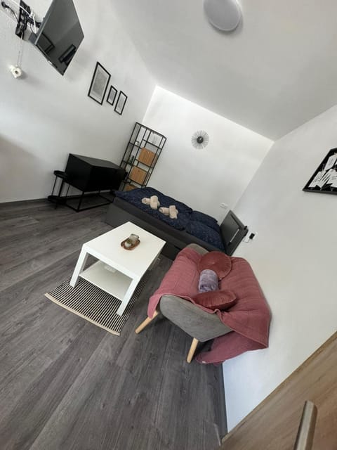 Bed, Living room, Photo of the whole room, Seating area