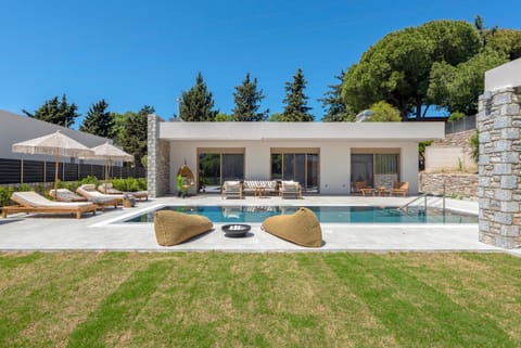 Property building, Patio, Spring, Day, Garden, Garden view, Pool view, Swimming pool, sunbed
