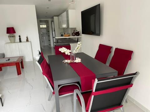 TV and multimedia, Kitchen or kitchenette, Living room, Dining area