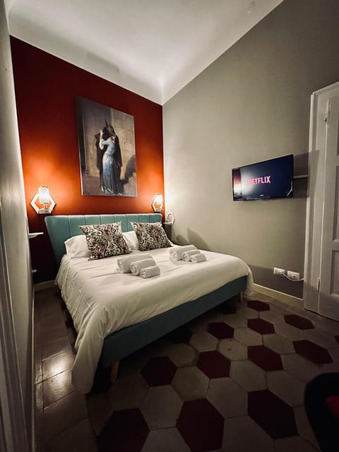 Bed, TV and multimedia, Photo of the whole room, Bedroom