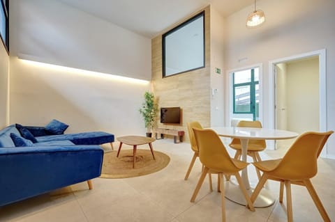 TV and multimedia, Living room, Seating area, Dining area