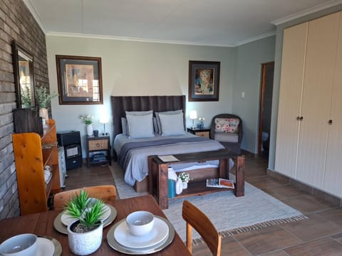 Bed, Photo of the whole room, Seating area, Dining area, Bedroom