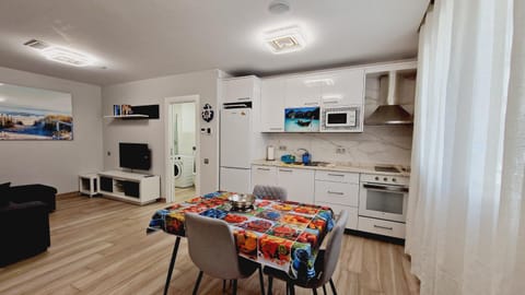 TV and multimedia, Kitchen or kitchenette, Dining area, dishwasher, oven, stove, toaster