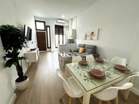 TV and multimedia, Living room, Seating area, Dining area
