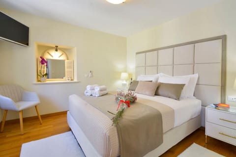 Bed, TV and multimedia, Bedroom, City view, towels