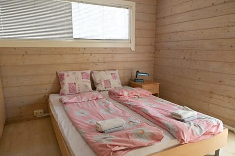 Bed, towels