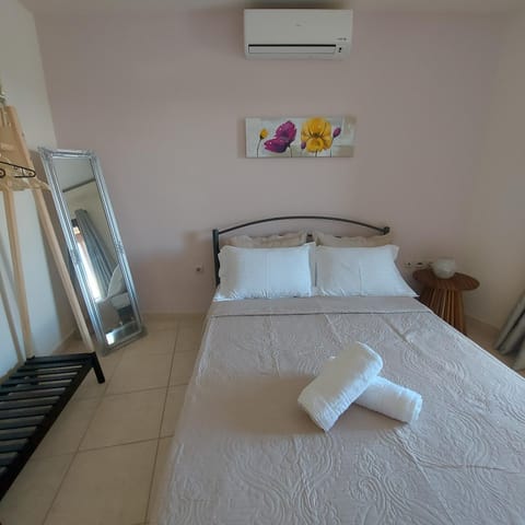 Bed, Bedroom, air conditioner