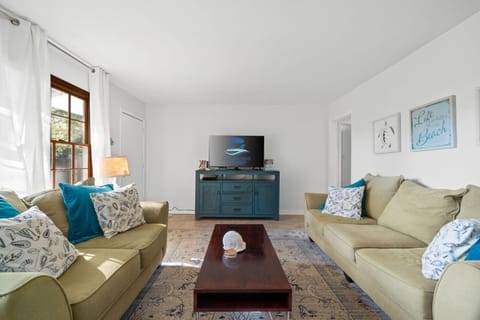 Little Beach House, Single Family Home, Sleeps 8, Free Activities Included! House in Fort Walton Beach