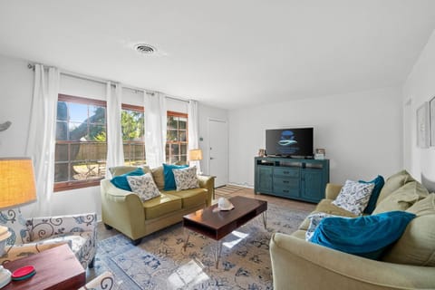 Little Beach House, Single Family Home, Sleeps 8, Free Activities Included! House in Fort Walton Beach