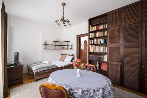 Bed, TV and multimedia, Photo of the whole room, Bedroom, wardrobe