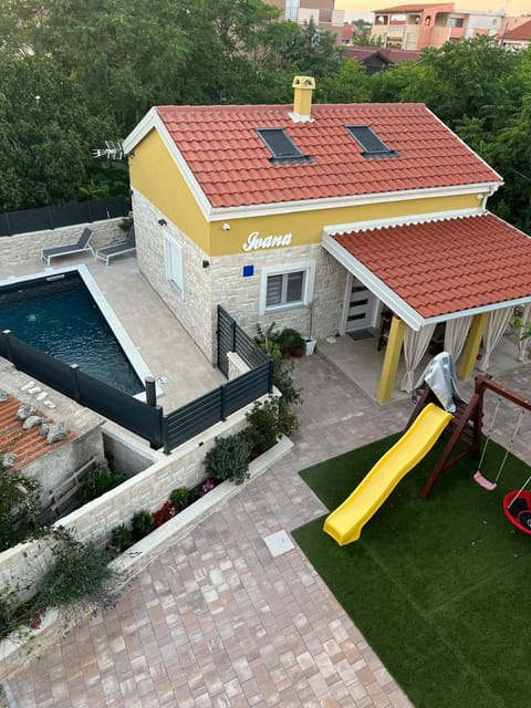 Property building, Day, Swimming pool, sunbed