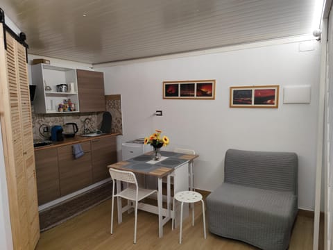 Coffee/tea facilities, Kitchen or kitchenette, Living room, Seating area, Dining area, minibar