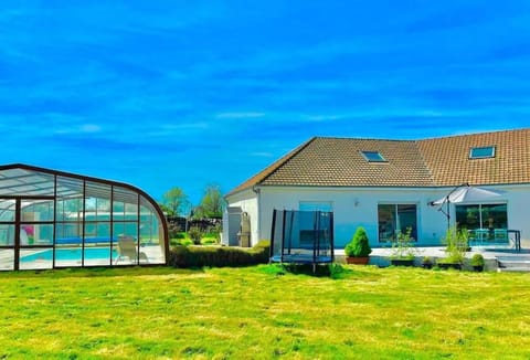 Property building, Spring, Day, Garden, Garden view, Swimming pool
