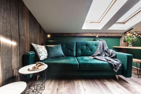 Bed, Seating area