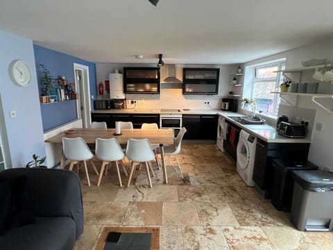 Kitchen or kitchenette, Seating area, Dining area, oven, pet friendly, stove, toaster