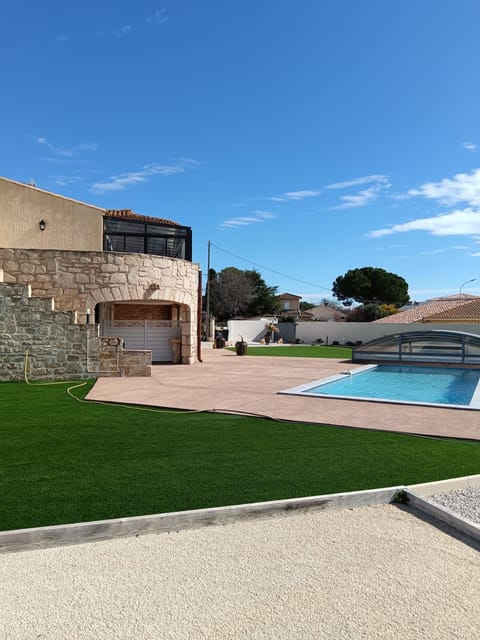 Property building, Day, Pool view, Swimming pool