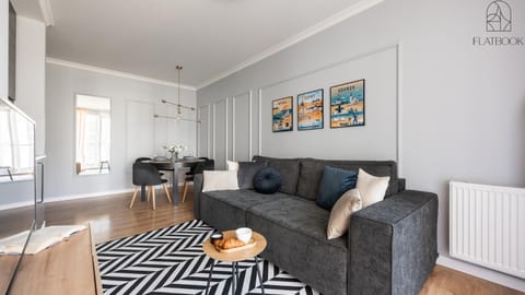 Bed, TV and multimedia, Living room, Photo of the whole room, Seating area, Dining area, heating