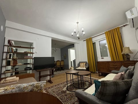 Bed, Library, TV and multimedia, Living room