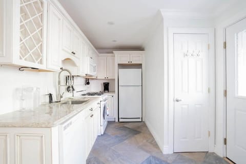 Walk to Stadiums & Downtown, Jet Tub, Historic Apt Apartment in Licking Riverside