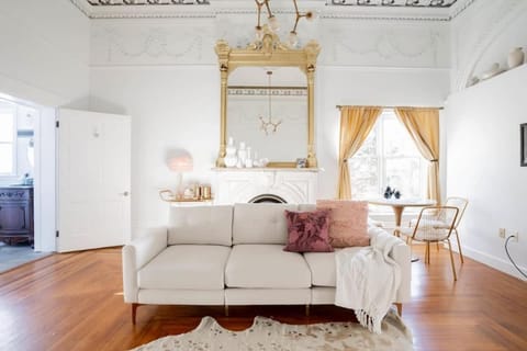 Walk to Stadiums & Downtown, Jet Tub, Historic Apt Apartment in Licking Riverside