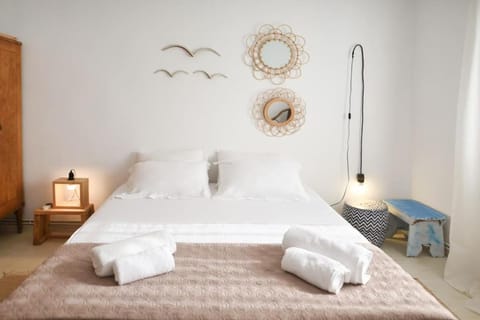 Bed, Bedroom, towels