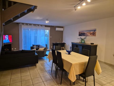 Seating area, Dining area