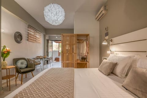 Bed, Photo of the whole room, Seating area, Bedroom, Inner courtyard view, wardrobe, air conditioner