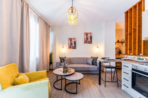 Living room, Seating area, Dining area, oven