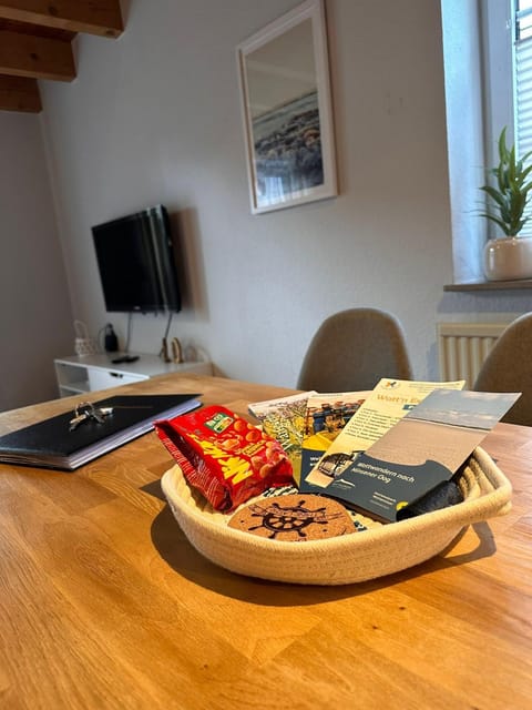 Living room, Dining area, Food, Lunch