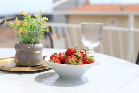 View (from property/room), Balcony/Terrace, Food and drinks, Seating area, Food, Dinner, Drinks, Sunset