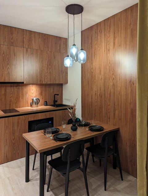 Kitchen or kitchenette, Dining area, microwave