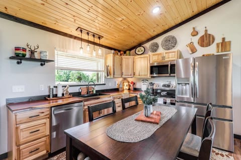 Arkansas Retreat with Deck, Fire Pit and Mtn Views! House in Buffalo River