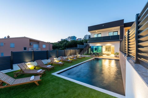 Property building, Garden, Garden view, Pool view, Swimming pool, sunbed