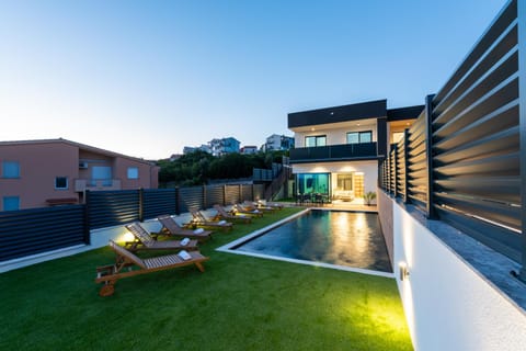 Property building, Patio, Garden, Garden view, Pool view, Swimming pool, sunbed