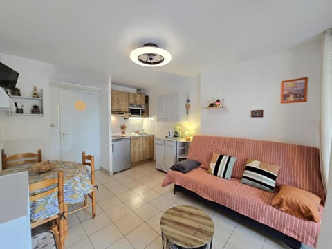 Kitchen or kitchenette, Living room, Seating area, Dining area, Bedroom, stove, kitchen