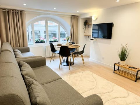 TV and multimedia, Living room, Seating area, Dining area