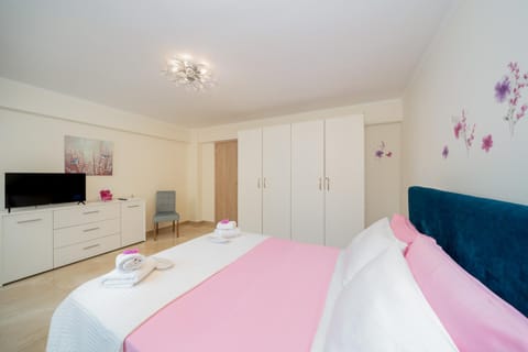 Bed, TV and multimedia, Bedroom, wardrobe