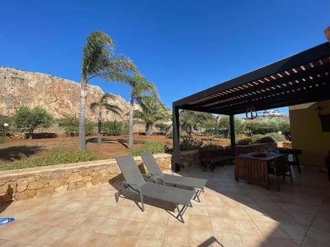 Day, Natural landscape, Dining area, Mountain view, sunbed