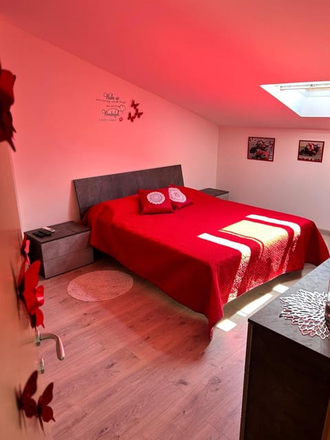 Photo of the whole room, Bedroom